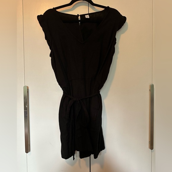 Black romper with tie at waist size large - Picture 1 of 4